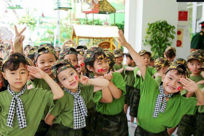 Trẻ mầm non trường Bình Minh (quận Hải Châu), trong một buổi học ngoại khóa tập làm chiến sĩ, tháng 4/2021 Trẻ mầm non trường Bình Minh (quận Hải Châu), trong một buổi học ngoại khóa tập làm chiến sĩ, tháng 4/2021