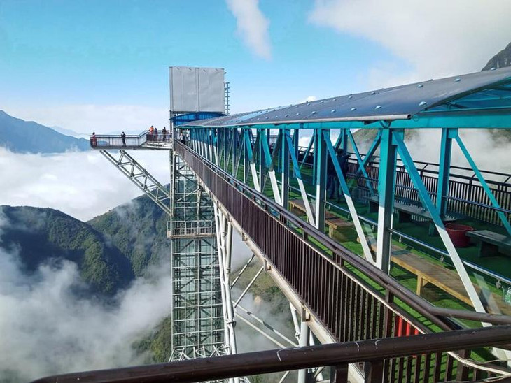 Một góc cầu kính nằm ở Khu du lịch Rồng Mây, Lai Châu