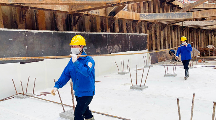 Đại diện dự án cho biết, bắt đầu từ mùng 6 Tết chúng tôi khai xuân, huy động 100% nhân lực triển khai đồng loạt trên tất cả các mũi thi công. Các đơn vị nhà thầu đang tập trung đẩy nhanh tiến độ hạng mục đào đất, cố gắng phấn đấu đến 30/4 sẽ hoàn thành tiến độ giai đoạn 1 để thông xe kỹ thuật và chuyển sang giai đoạn 2 của dự án. Phấn đấu đến cuối năm 2022 sẽ thông xe.