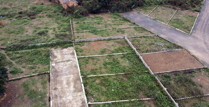 Điểm chung của các khu đất đã tách thửa, phân lô này là tình trạng &quot;phân xong bỏ đấy&quot;