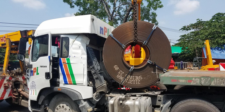 Tai nạn liên quan đến container chở sắt cuộn không đảm bảo an toàn