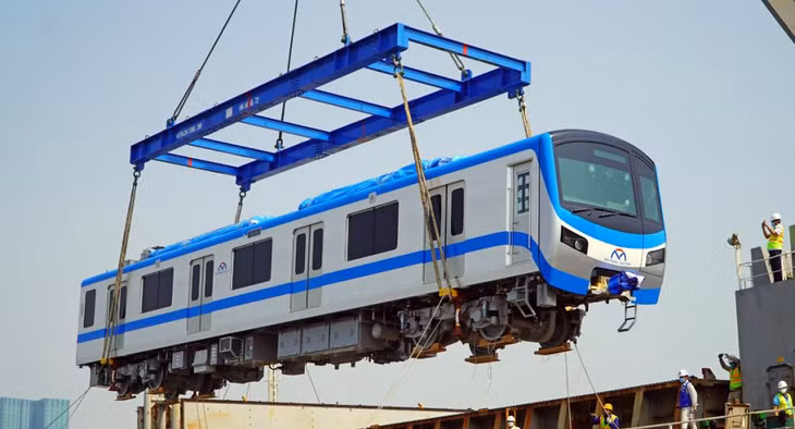 Toa metro được hạ xuống cảng Khánh Hội