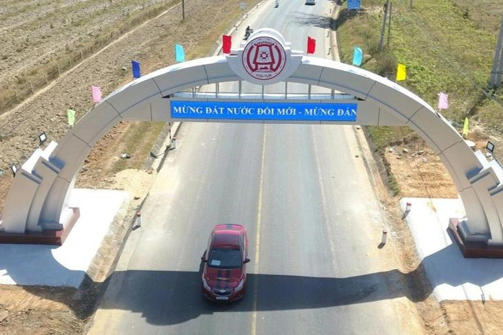 Dù chưa đầy đủ hồ sơ cấp phép nhưng 5 cổng chào ở TP Kon Tum đã được hoàn thành