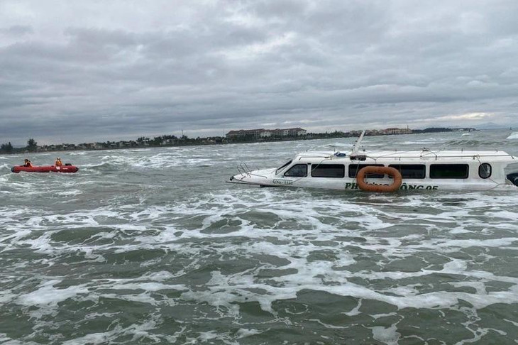 Tàu cao tốc Phương Đông 05 bị lật khi chở du khách