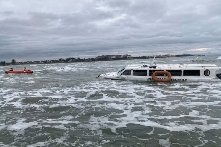 Tàu cao tốc Phương Đông 05 bị lật khi chở du khách