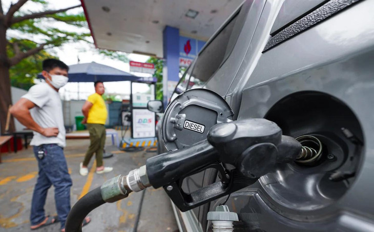 Bộ Tài chính cho biết sẽ trình Chính phủ mức giảm 2.000 đồng thuế môi trường trên mỗi lít xăng