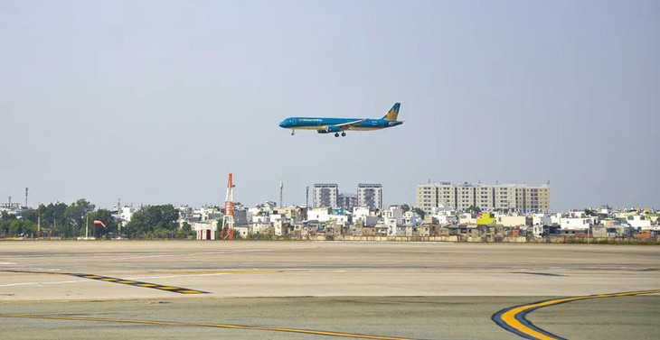 Tân Sơn Nhất tạm đóng một đường băng Tân Sơn Nhất tạm đóng một đường băng