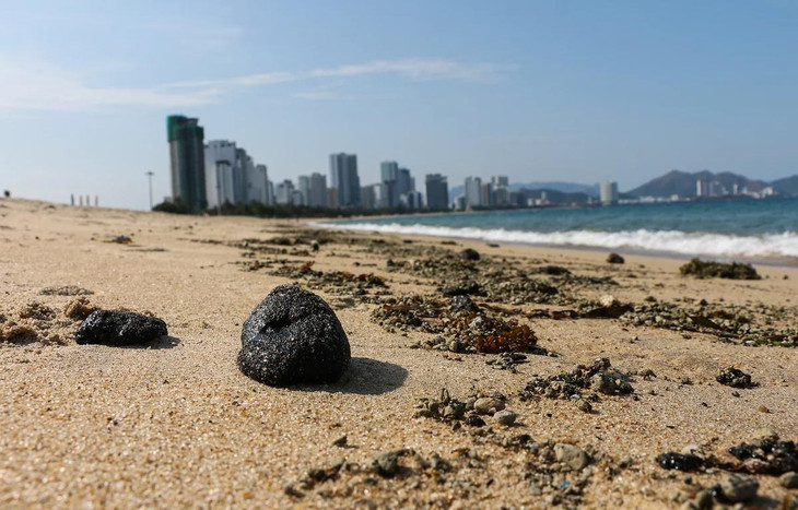 Dầu thô vón cục dạt vào bờ biển Nha Trang
