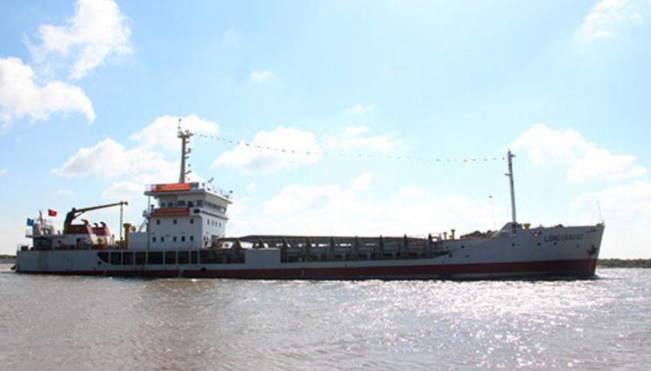 Tàu lớn chạy trên sông Hậu