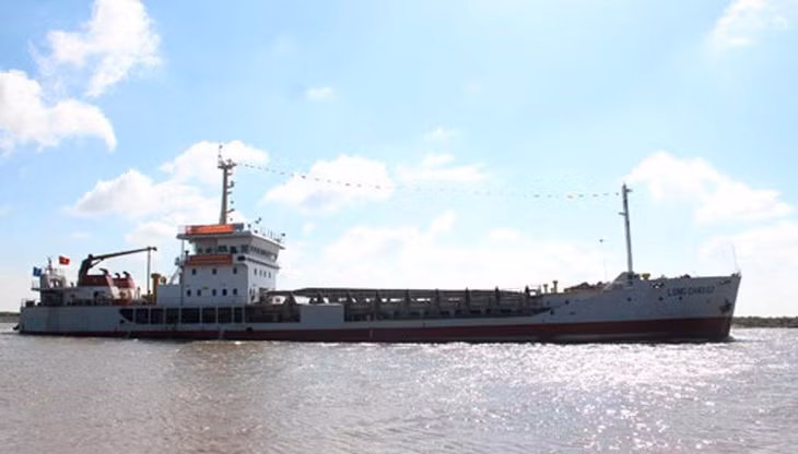 Tàu lớn chạy trên sông Hậu