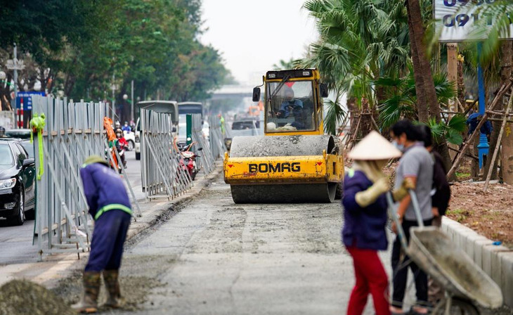Công nhân thi công mở rộng đường Hoàng Quốc Việt