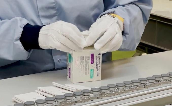 Một công nhân đóng gói thuốc Evusheld. Ảnh: AstraZeneca Một công nhân đóng gói thuốc Evusheld. Ảnh: AstraZeneca