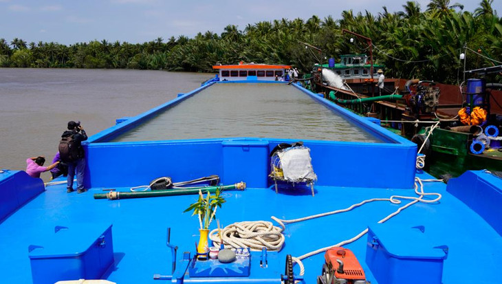 Sà lan chở nước ngọt từ thượng nguồn sông Tiền về cấp cho nhà máy nước tại Giồng Trôm hồi năm ngoái