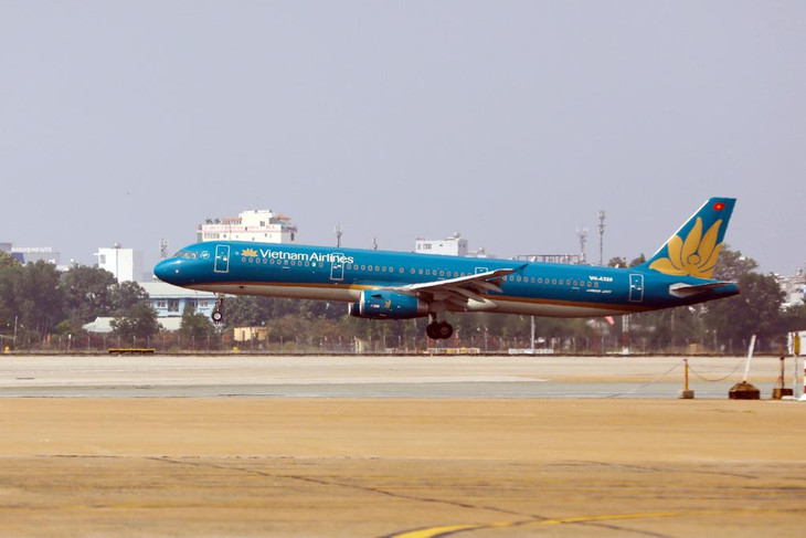 Máy bay cất cánh tại sân bay Tân Sơn Nhất