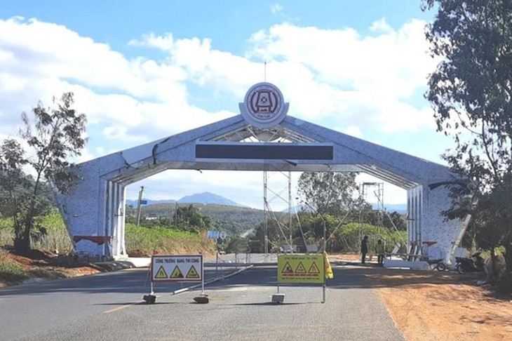 Cổng chào ở cửa ngõ phía Nam TP Kon Tum trên đường Hồ Chí Minh