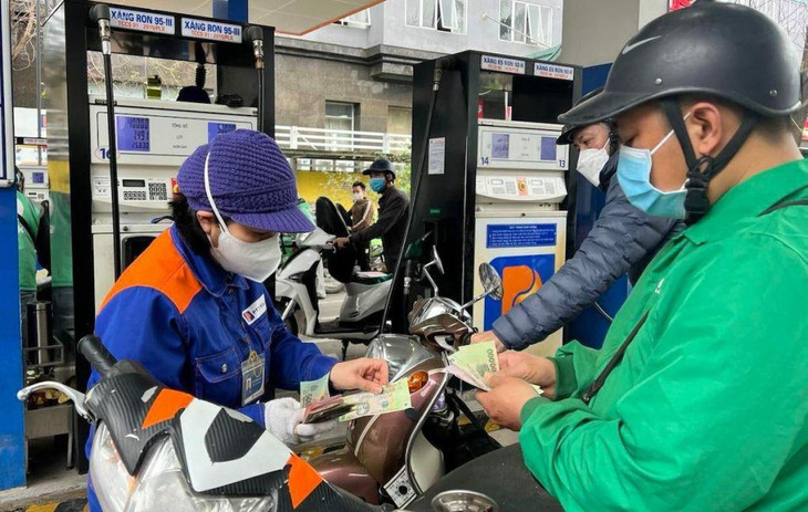 Lãnh đạo một doanh nghiệp đầu mối xăng dầu ở Hà Nội cho rằng, ngày 11/3 giá xăng thậm chí có thể tăng trên 3.000 đồng một lít