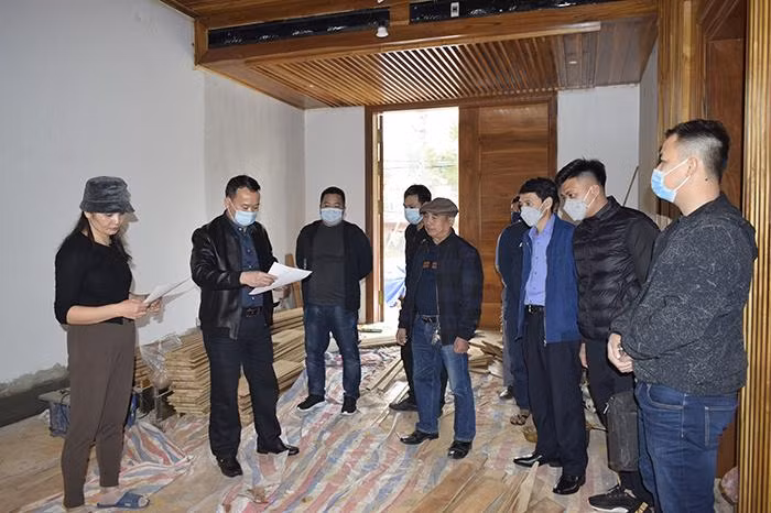 Cơ quan công an đọc lệnh khám xét tại một điểm ở huyện Sóc Sơn, Hà Nội