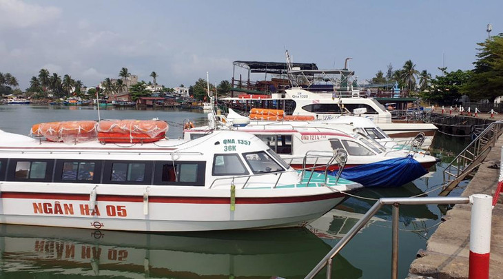 Tàu cao tốc neo đậu ở bến Cửa Đại