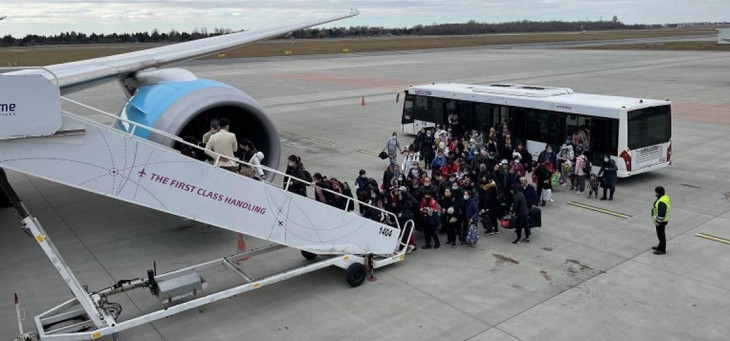 Một chuyến bay đưa người Việt về nước.