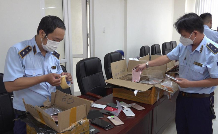 Quản lý thị trường kiểm tra lô hàng