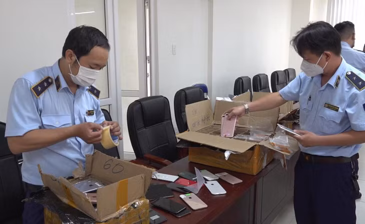 Quản lý thị trường kiểm tra lô hàng