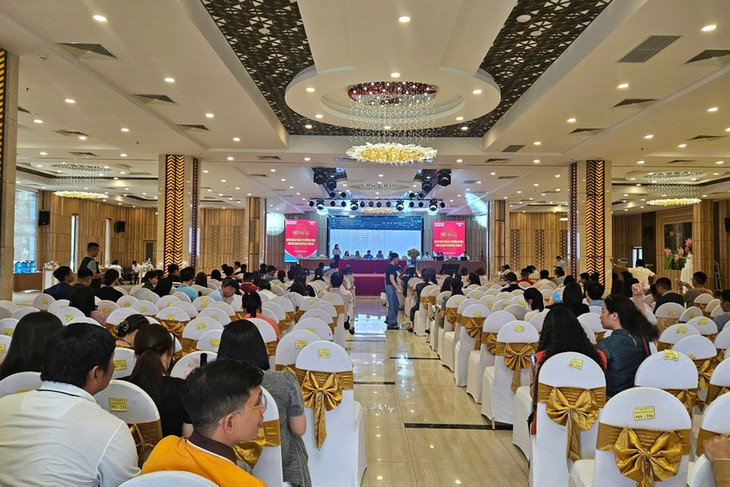 Phiên đấu giá quyền sử dụng đất vừa diễn ra tại thành phố Đồng Hới, tỉnh Quảng Bình