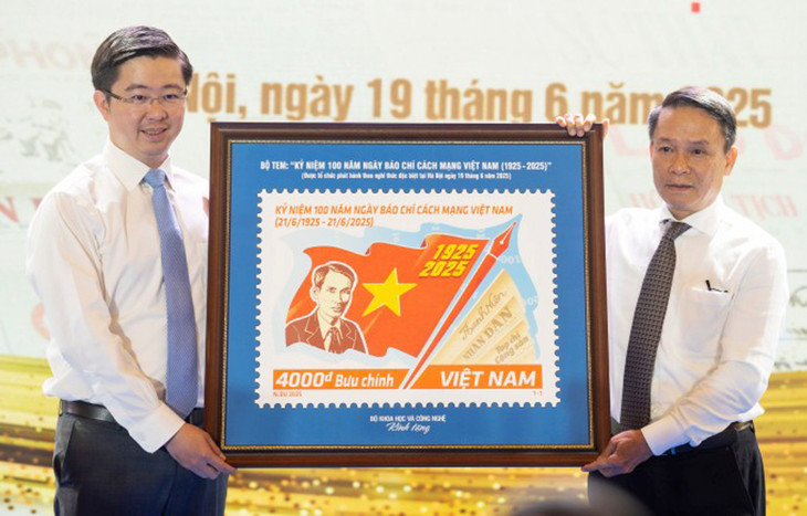 Thứ trưởng Khoa học và Công nghệ Bùi Hoàng Phương trao tặng lãnh đạo Hội Nhà báo Việt Nam bức tranh bộ tem &quot;Kỷ niệm 100 năm Ngày Báo chí cách mạng Việt Nam (1925 - 2025)