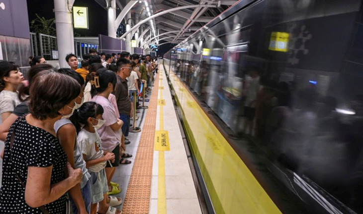 Hành khách đợi đi tàu điện tuyến Nhổn - ga Hà Nội