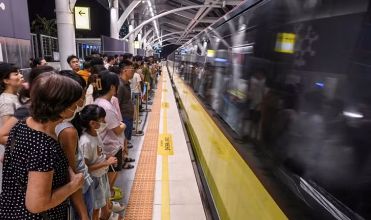 Hành khách đợi đi tàu điện tuyến Nhổn - ga Hà Nội