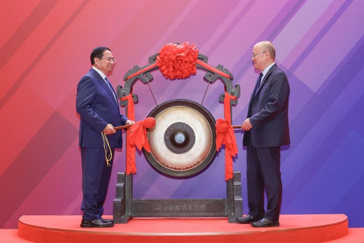 Thủ tướng Phạm Minh Chính thực hiện nghi thức đánh cồng khai mạc phiên giao dịch tại Sàn Giao dịch chứng khoán Thượng Hải (SSE)