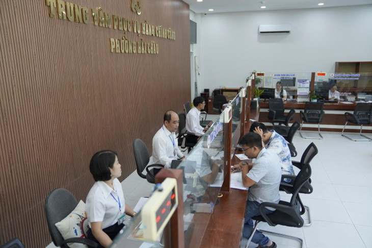 Công chức phường Hải Châu, trung tâm TP. Đà Nẵng làm việc tại Trung tâm phục vụ hành chính công Công chức phường Hải Châu, trung tâm TP. Đà Nẵng làm việc tại Trung tâm phục vụ hành chính công