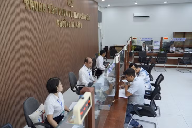 Công chức phường Hải Châu, trung tâm TP. Đà Nẵng làm việc tại Trung tâm phục vụ hành chính công