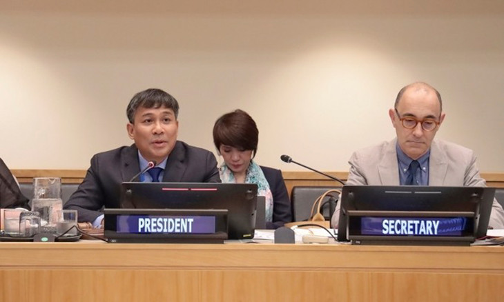 Chủ tịch Nguyễn Minh Vũ (trái) tại bàn chủ toạ