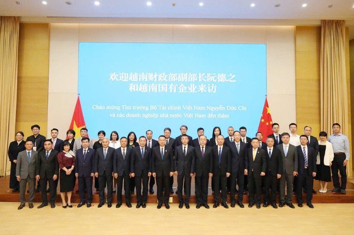 Các đại biểu hai bên chụp ảnh lưu niệm.