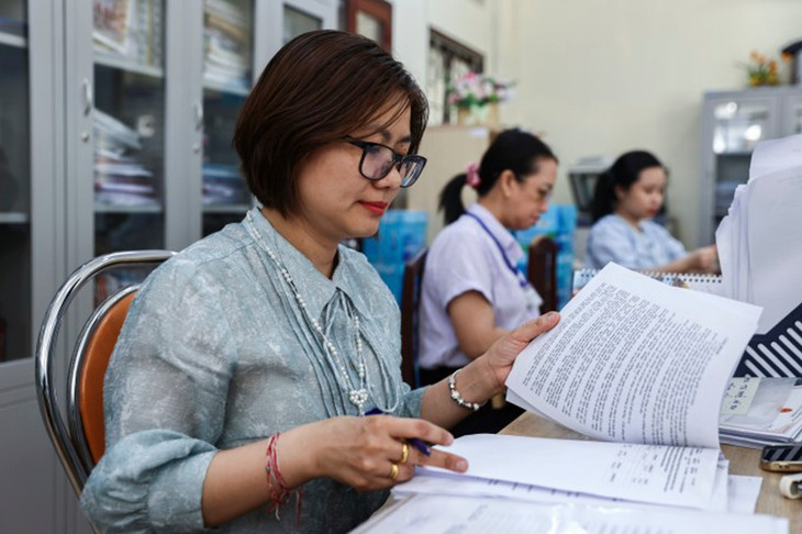 Cán bộ, nhân viên UBND phường Phước Long A, TP Thủ Đức xử lý các thủ tục hành chính cho người dân