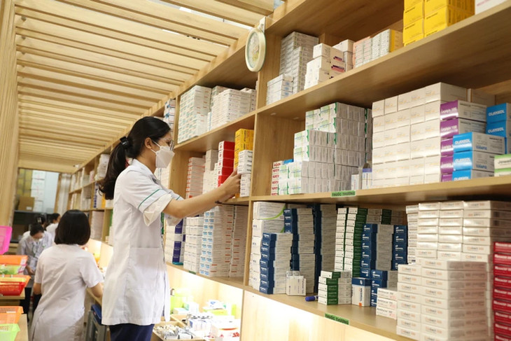 Nhân viên y tế làm công tác cấp phát thuốc.