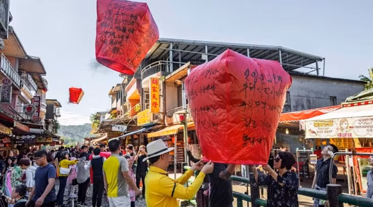 Du khách thả đèn trời ở Đài Loan