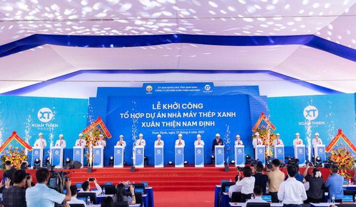 Lãnh đạo Chính phủ, bộ ngành, địa phương và các khách mời bấm nút khởi công Dự án tổ hợp thép xanh Nam Định