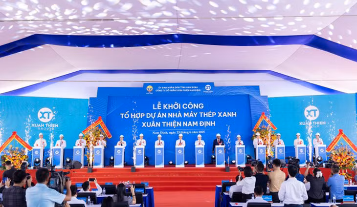 Lãnh đạo Chính phủ, bộ ngành, địa phương và các khách mời bấm nút khởi công Dự án tổ hợp thép xanh Nam Định