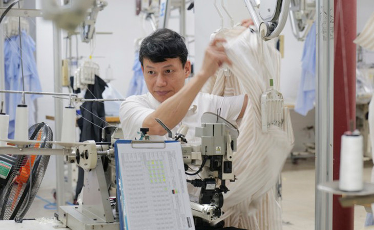 Công nhân May 10 (Hà Nội) trong giờ vào ca