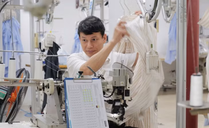 Công nhân May 10 (Hà Nội) trong giờ vào ca