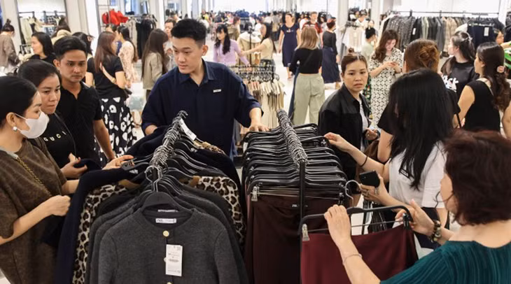 Khách hàng mua sắm trong đợt giảm giá tại một trung tâm thương mại trên đường Đồng Khởi, Quận 1, TP.HCM