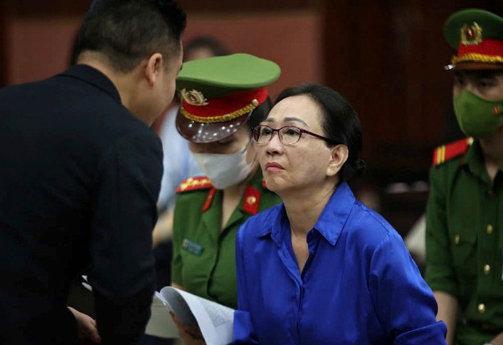 Bà Trương Mỹ Lan làm việc với luật sư Giang Hồng Thanh tại phiên tòa phúc thẩm