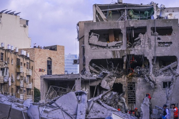 Hạ tầng ở thành phố Bnei Brak, Israel bị hư hại sau một đợt không kích của Iran. Ảnh: AFP Hạ tầng ở thành phố Bnei Brak, Israel bị hư hại sau một đợt không kích của Iran. Ảnh: AFP