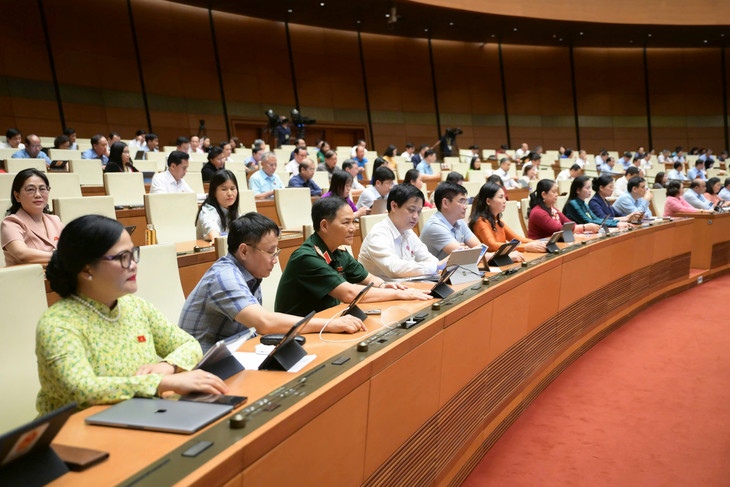 Đại biểu tiến hành biểu quyết Luật Bầu cử đại biểu Quốc hội và đại biểu Hội đồng nhân dân