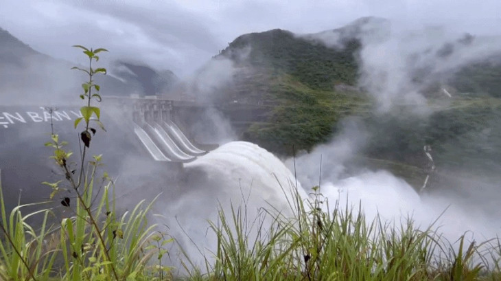 Thủy điện Bản Vẽ xả lũ. Ảnh minh họa