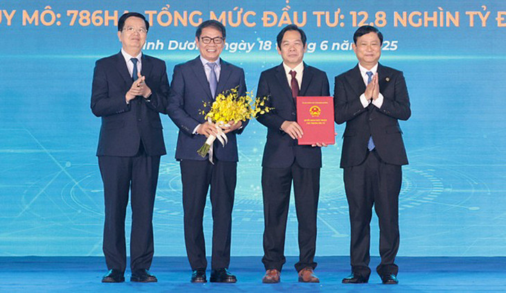 Tỉnh Bình Dương trao quyết định đầu tư khu công nghiệp Thadico