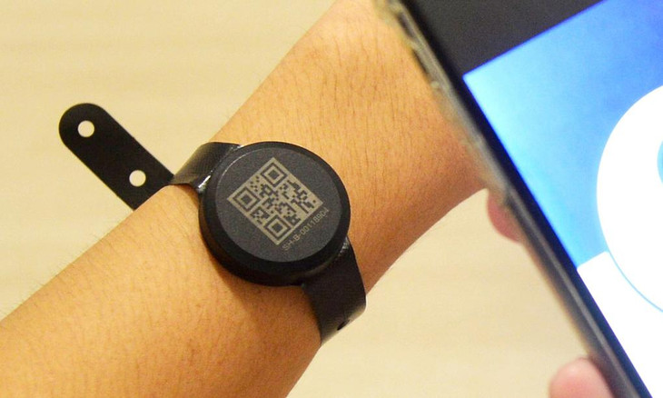 Một mẫu vòng tay thông minh dùng trong quản người cách ly, được một số nước trên thế giới sử dụng.