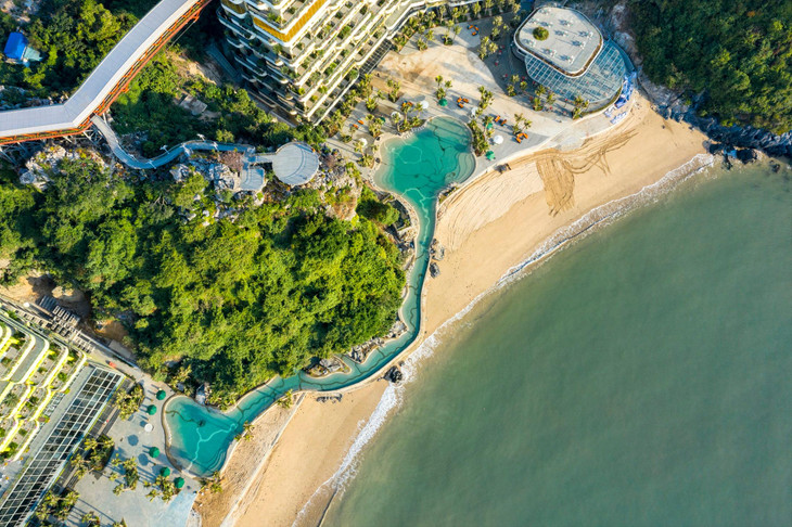 Bể bơi Charm nối liền giữa Wyndham Grand Flamingo Cat Ba Resort và Flamingo Lan Ha Resort đẹp mê hoặc từ góc nhìn flycam trên cao