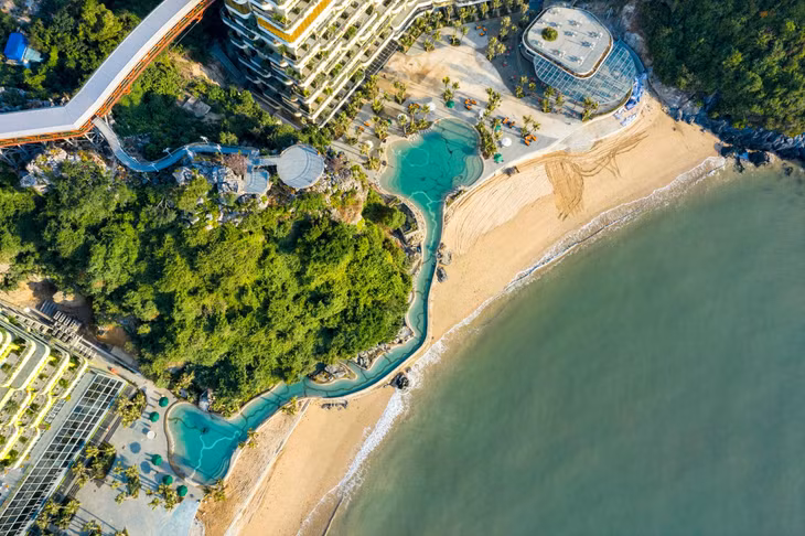 Bể bơi Charm nối liền giữa Wyndham Grand Flamingo Cat Ba Resort và Flamingo Lan Ha Resort đẹp mê hoặc từ góc nhìn flycam trên cao